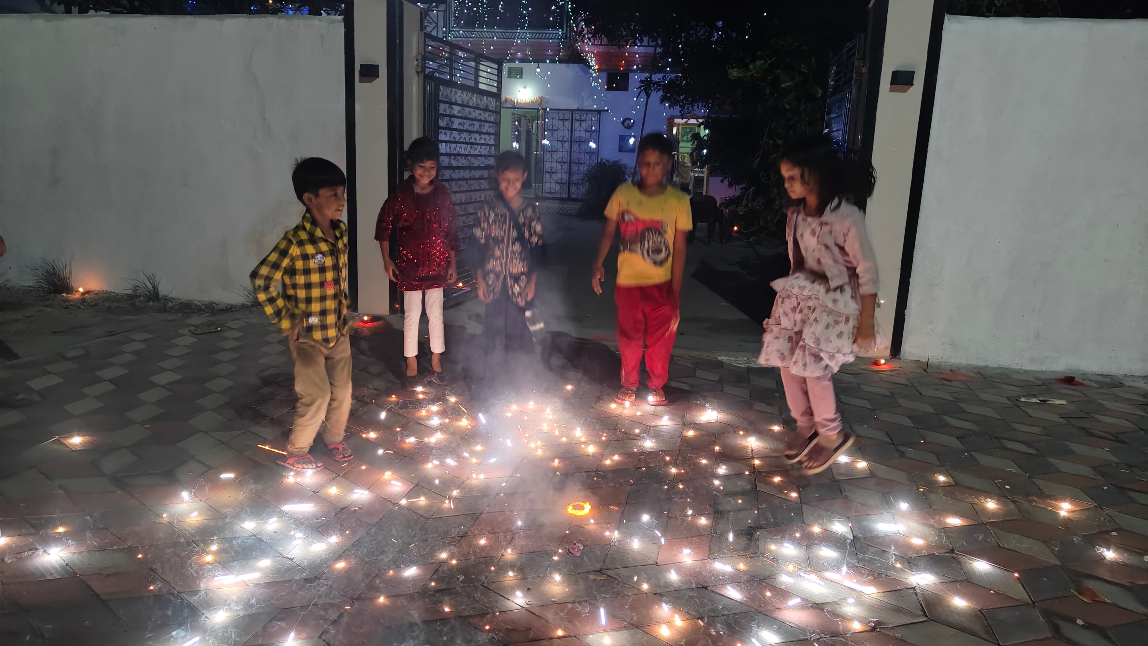 मस्ती करते बच्चे
