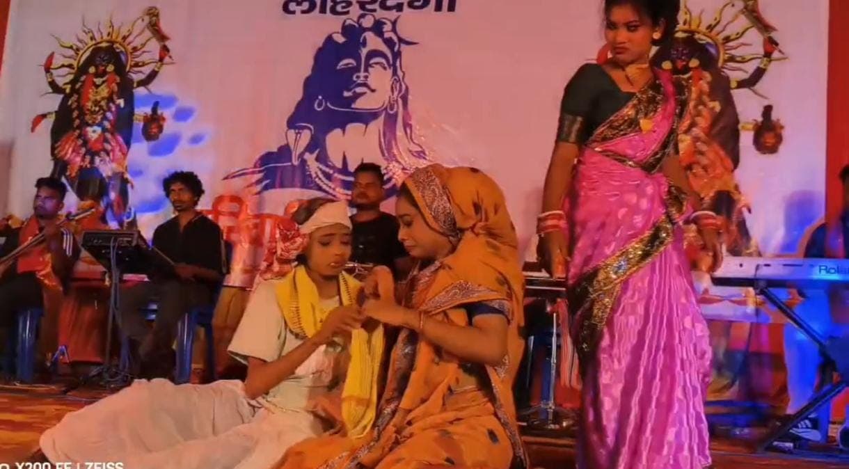 नाट्य कला की प्रस्तुति देते कलाकार