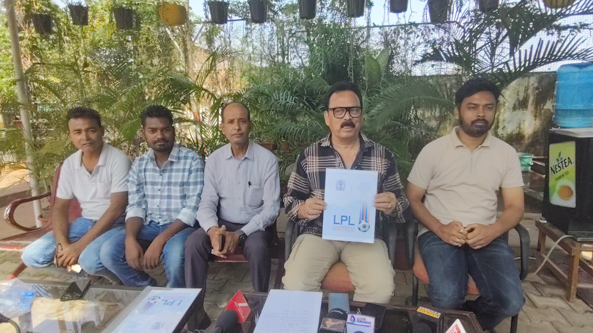 प्रेस वार्ता को संबोधित करते सांसद व अन्य