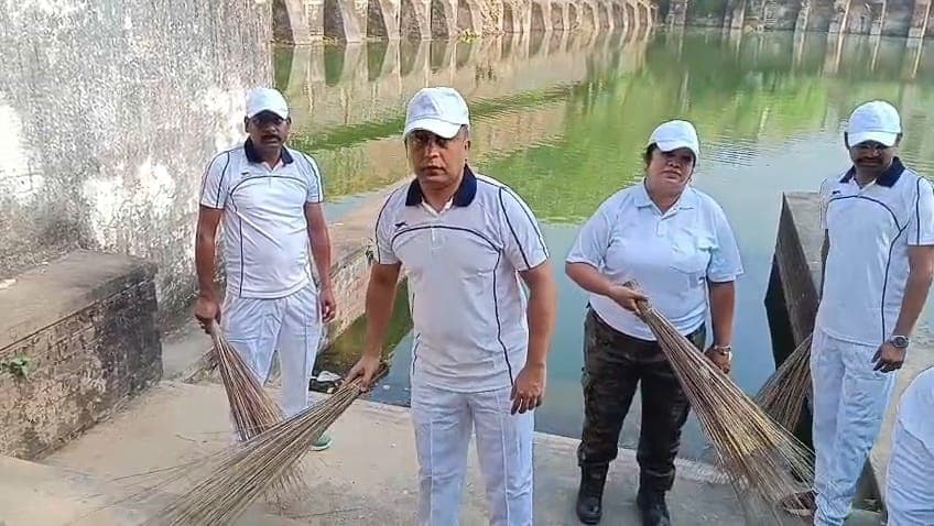 स्वच्छता अभियान चलाते एसपी, एसडीपीओ व अन्य