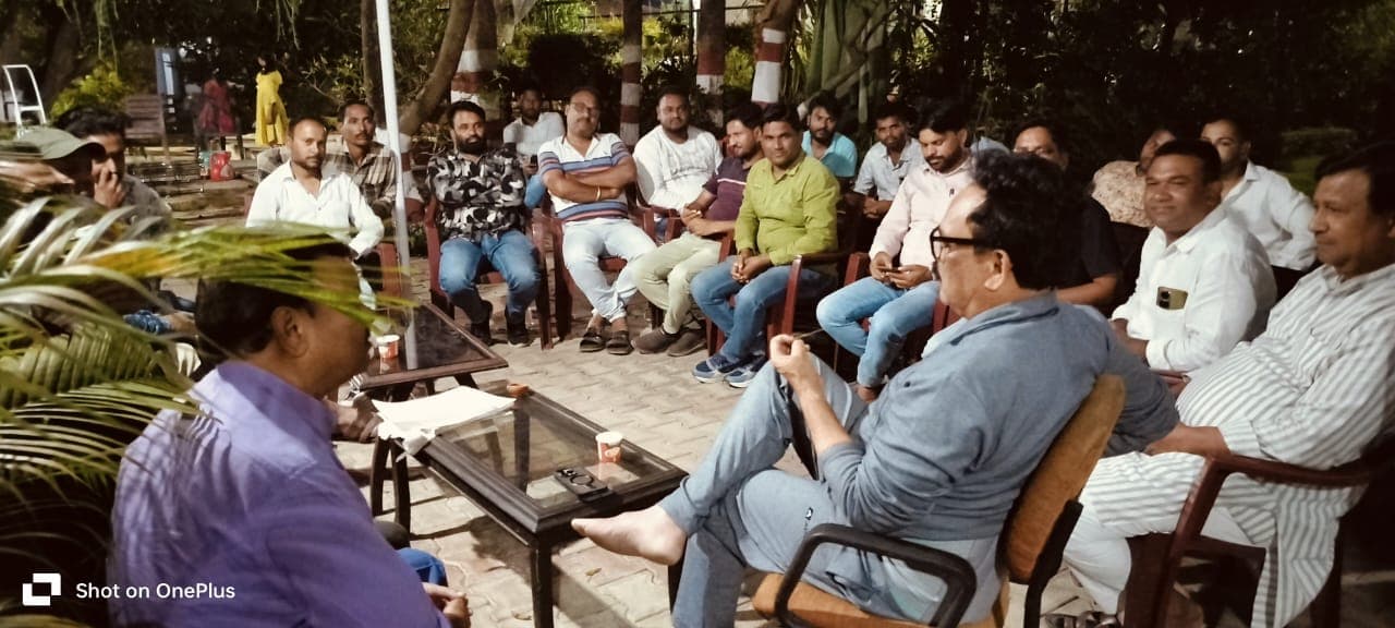 सांसद के साथ बैठक करते ट्रक मालिक