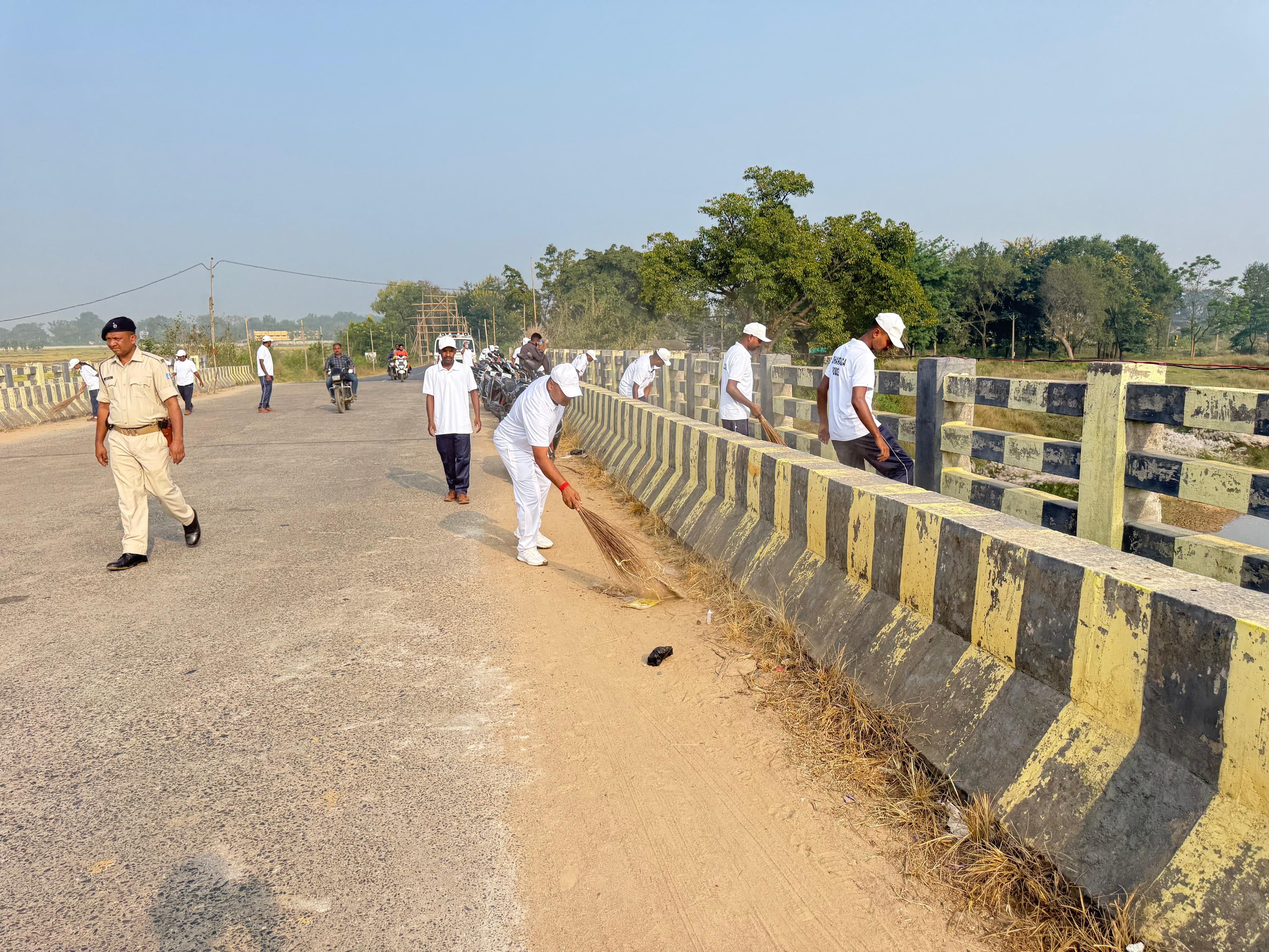 स्वच्छता अभियान चलाते जवान