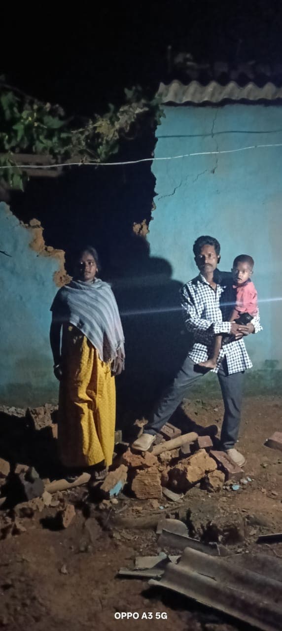 हाथियों द्वारा छतिग्रस्त घर