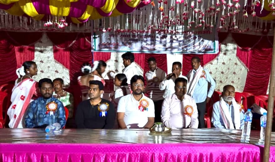 मंच पर उपस्थित मुख्य अतिथि व अन्य