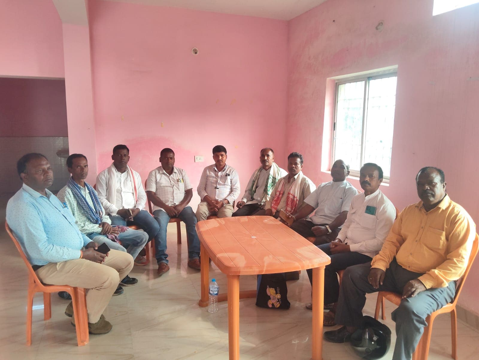 बैठक करते पदाधिकारी