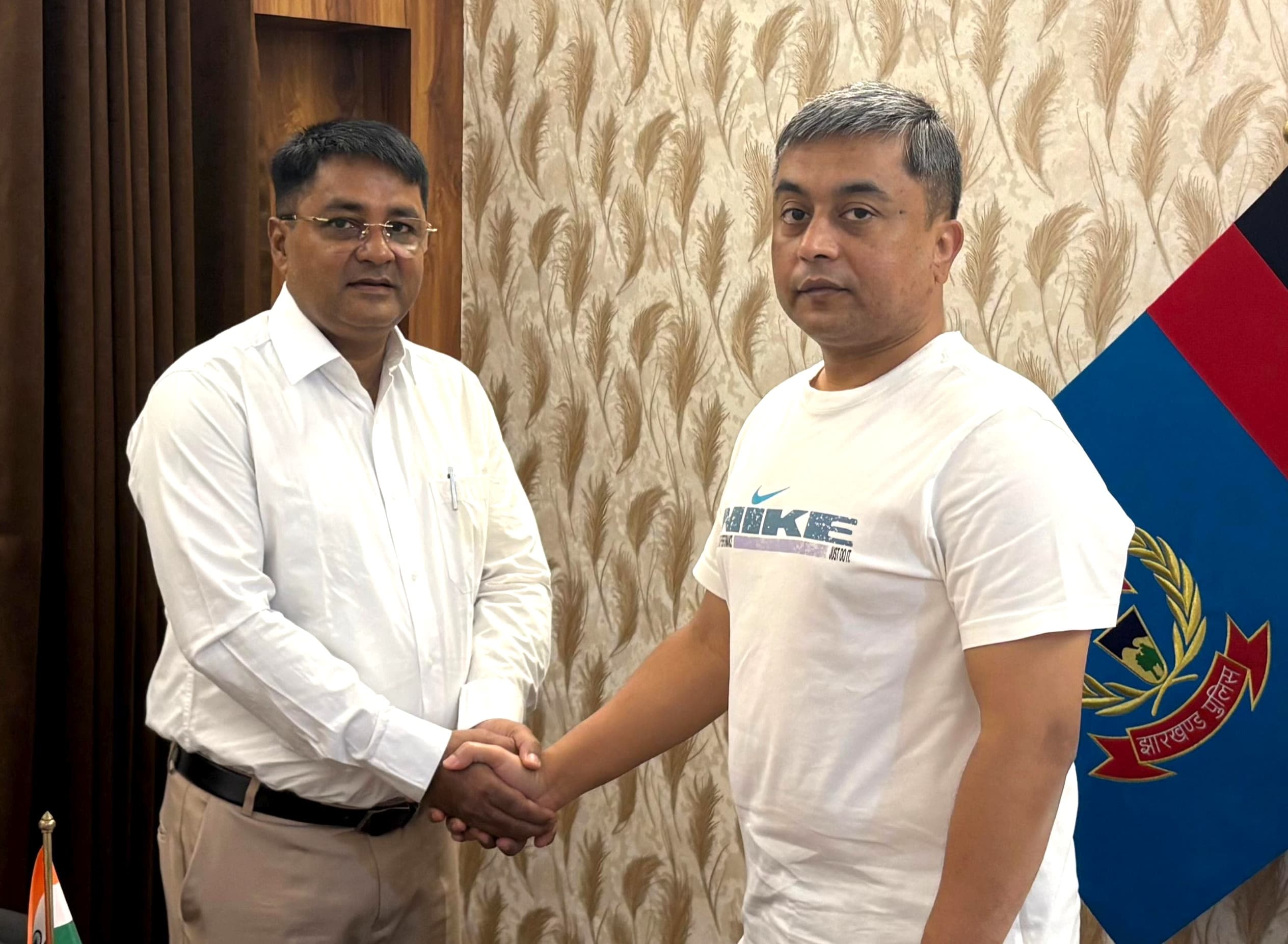 अधिवक्ता विवेक कुमार को बधाई देते एसपी सादिक अनवर रिजवी