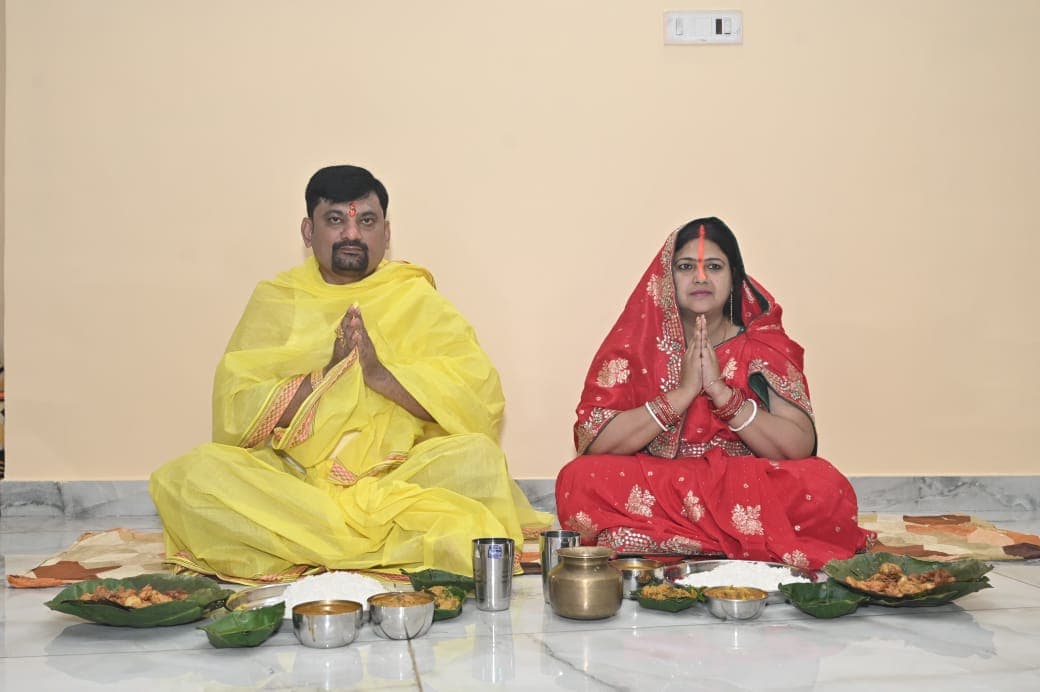 पूजा अर्चना करते छठब्रती
