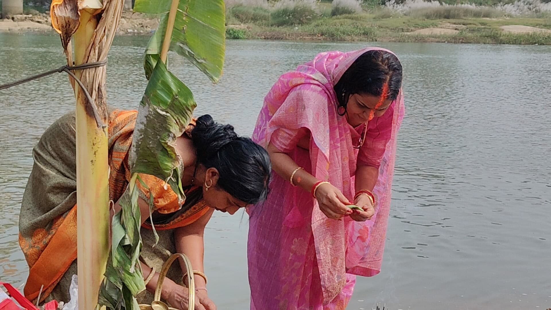 घाट में पूजा अर्चना करतीं छठव्रती
