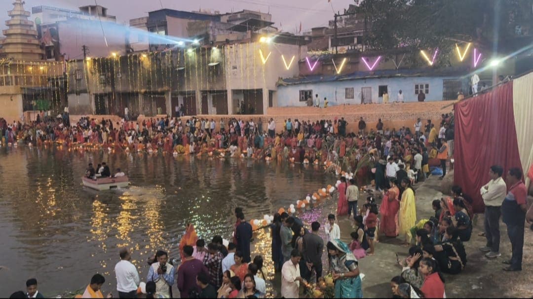 ठाकुराइन तालाब में उपस्थित श्रद्धालु