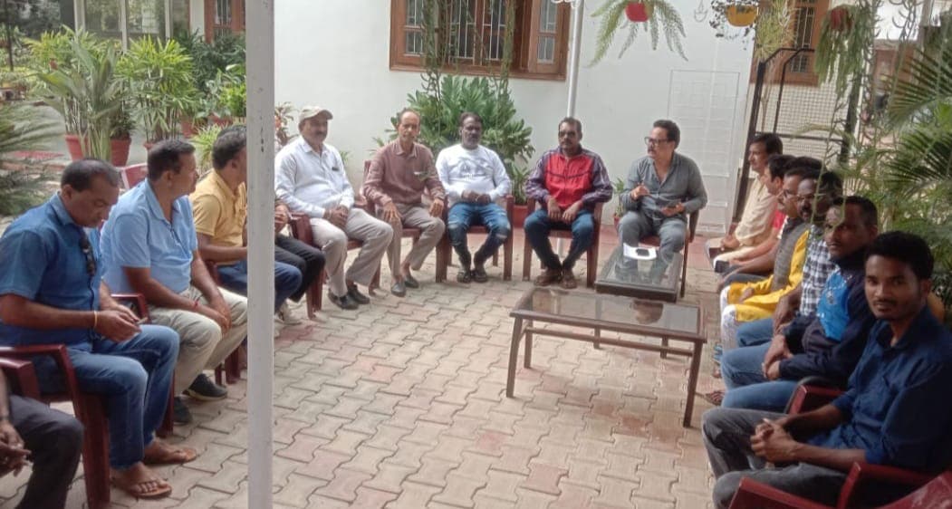 बैठक करते सांसद व अन्य