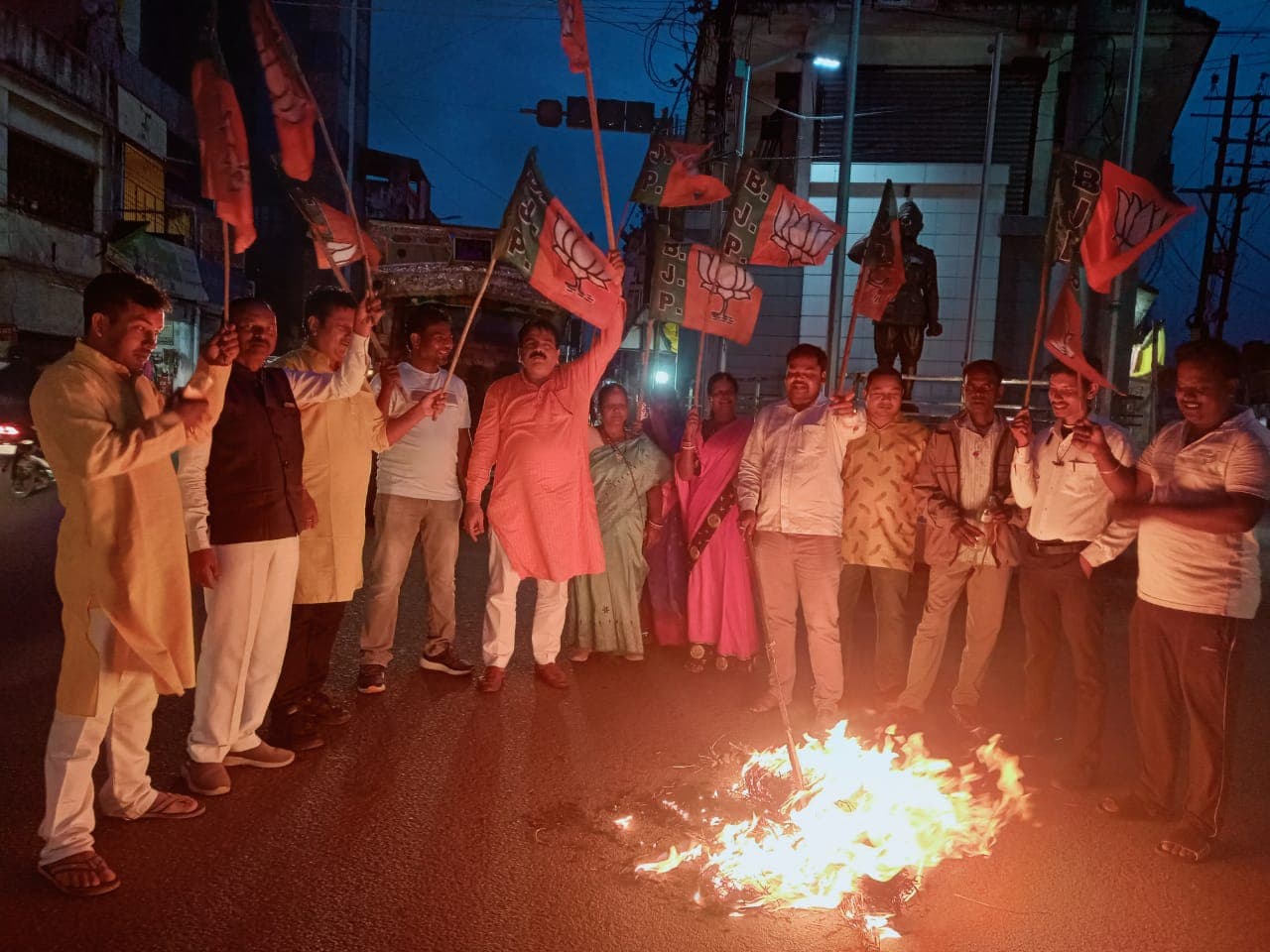 प्रदर्शन करते भाजपाई