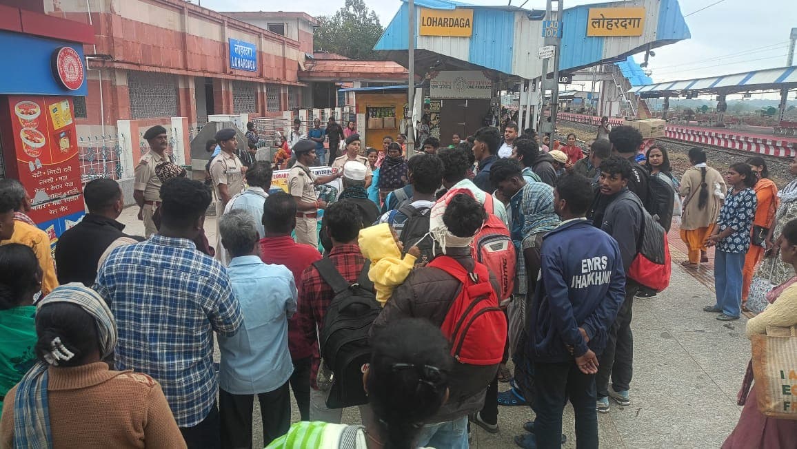 लोहरदगा रेलवे स्टेशन में जागरूकता अभियान चलाते आरपीएफ के अधिकारी