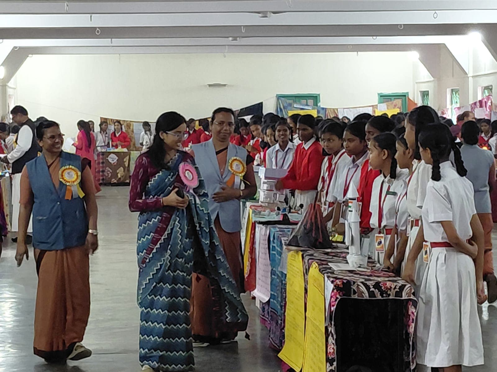 प्रदर्शनी का अवलोकन करते अधिकारी