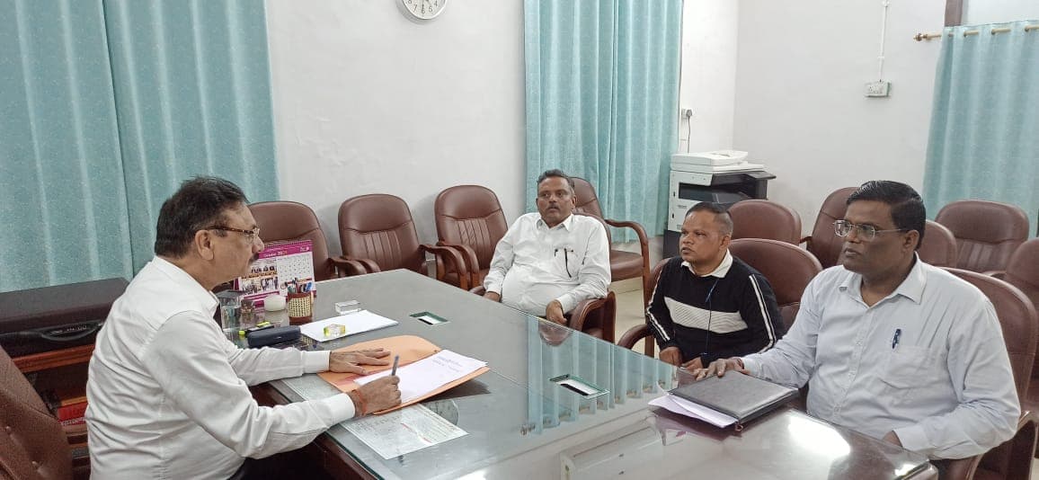 बैठक करते पीडीजे व अन्य