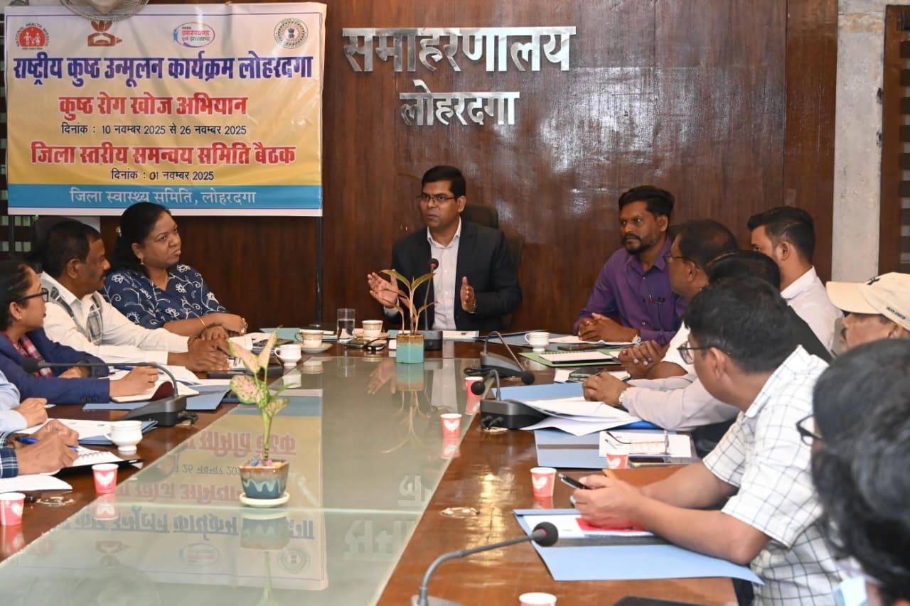 बैठक करते उपयुक्त व अन्य
