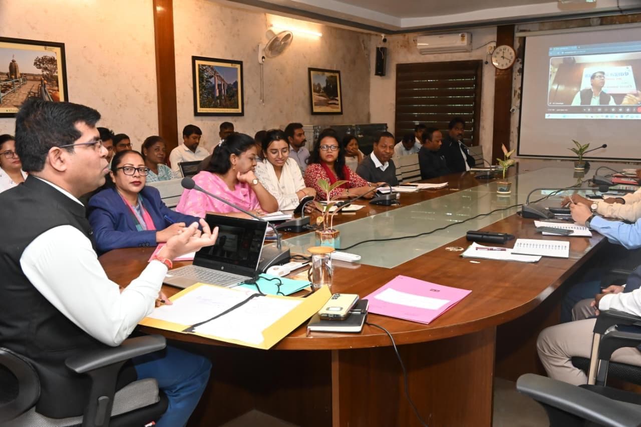 बैठक करते उपयुक्त व अन्य