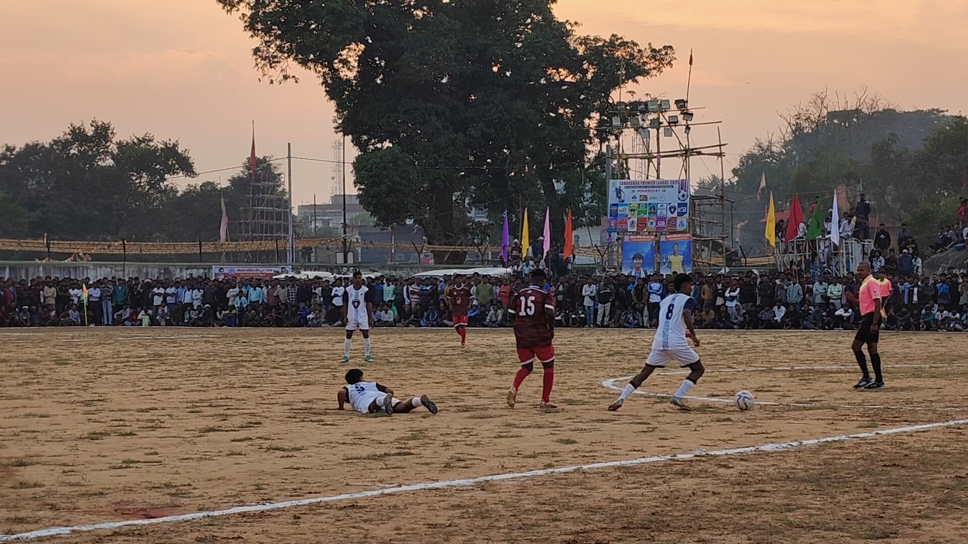 फुटबॉल मैच खेलते खिलाड़ी
