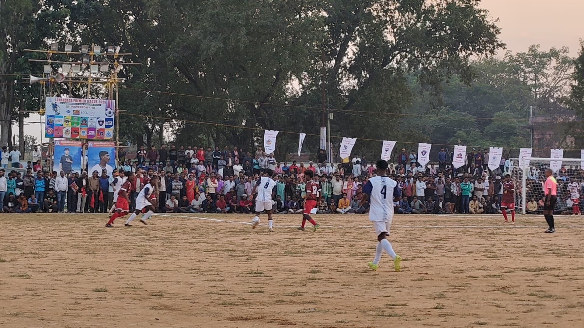 फुटबॉल मैच खेलते खिलाड़ी