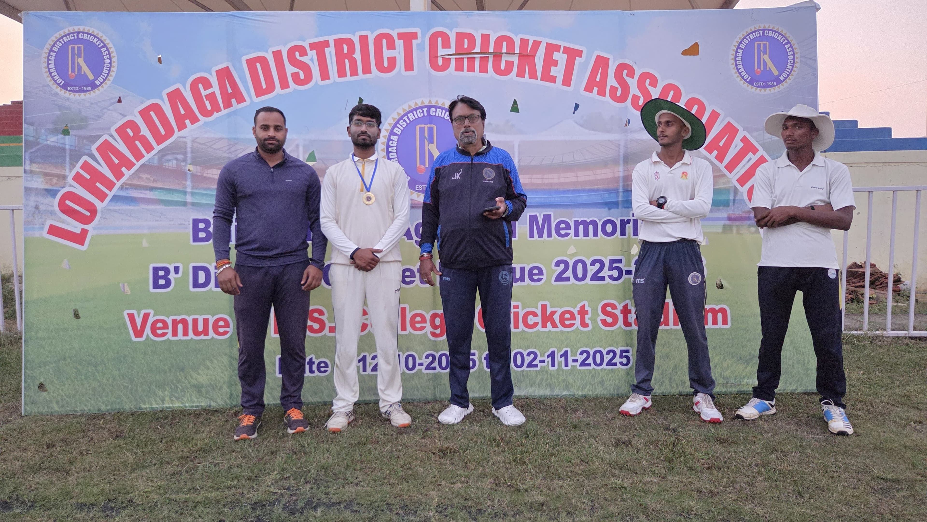खिलाड़ियों के साथ पदाधिकारी