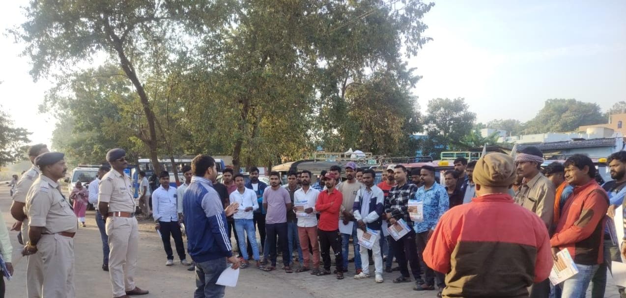जागरूक करते टीम के अधिकारी