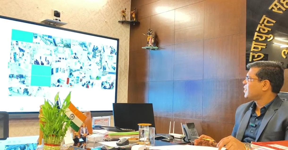 अपने कार्यालय कक्ष में निगरानी करते उपायुक्त