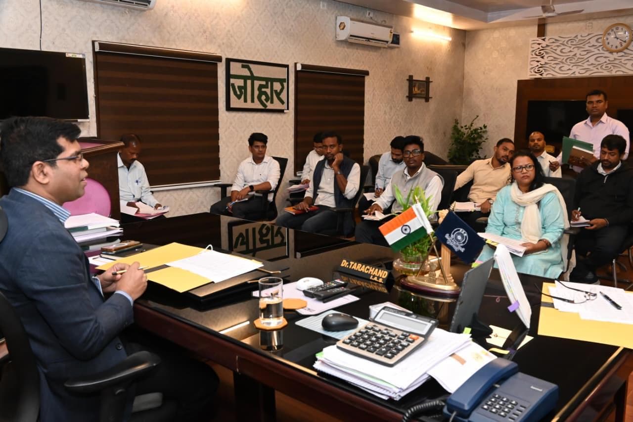 बैठक करते उपायुक्त व अन्य अधिकारी