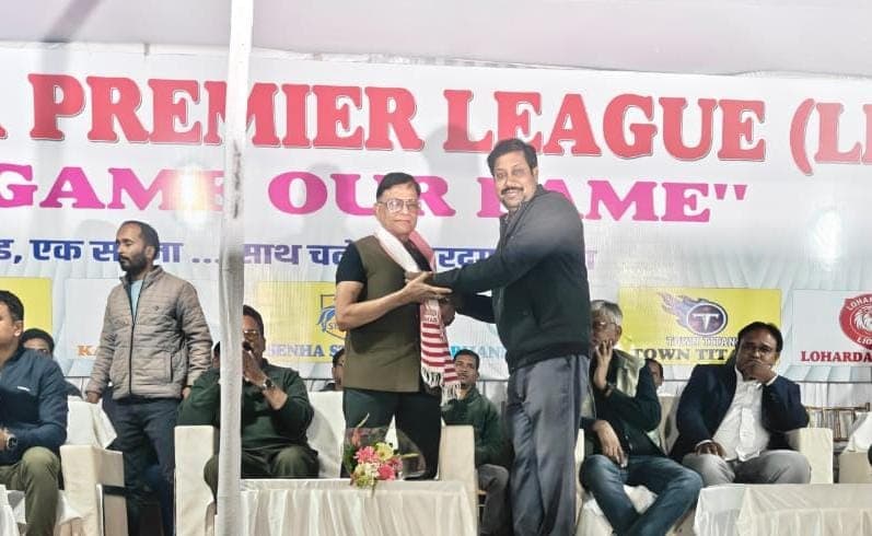 मुख्य अतिथि का स्वागत करते