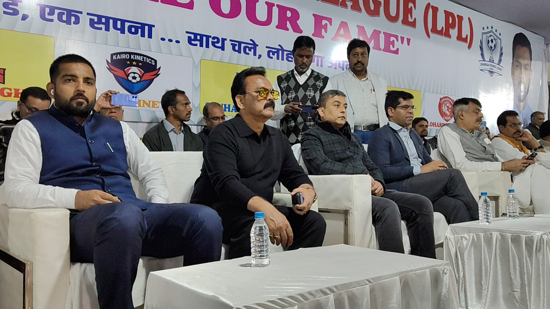 मंच पर उपस्थित अतिथिगण