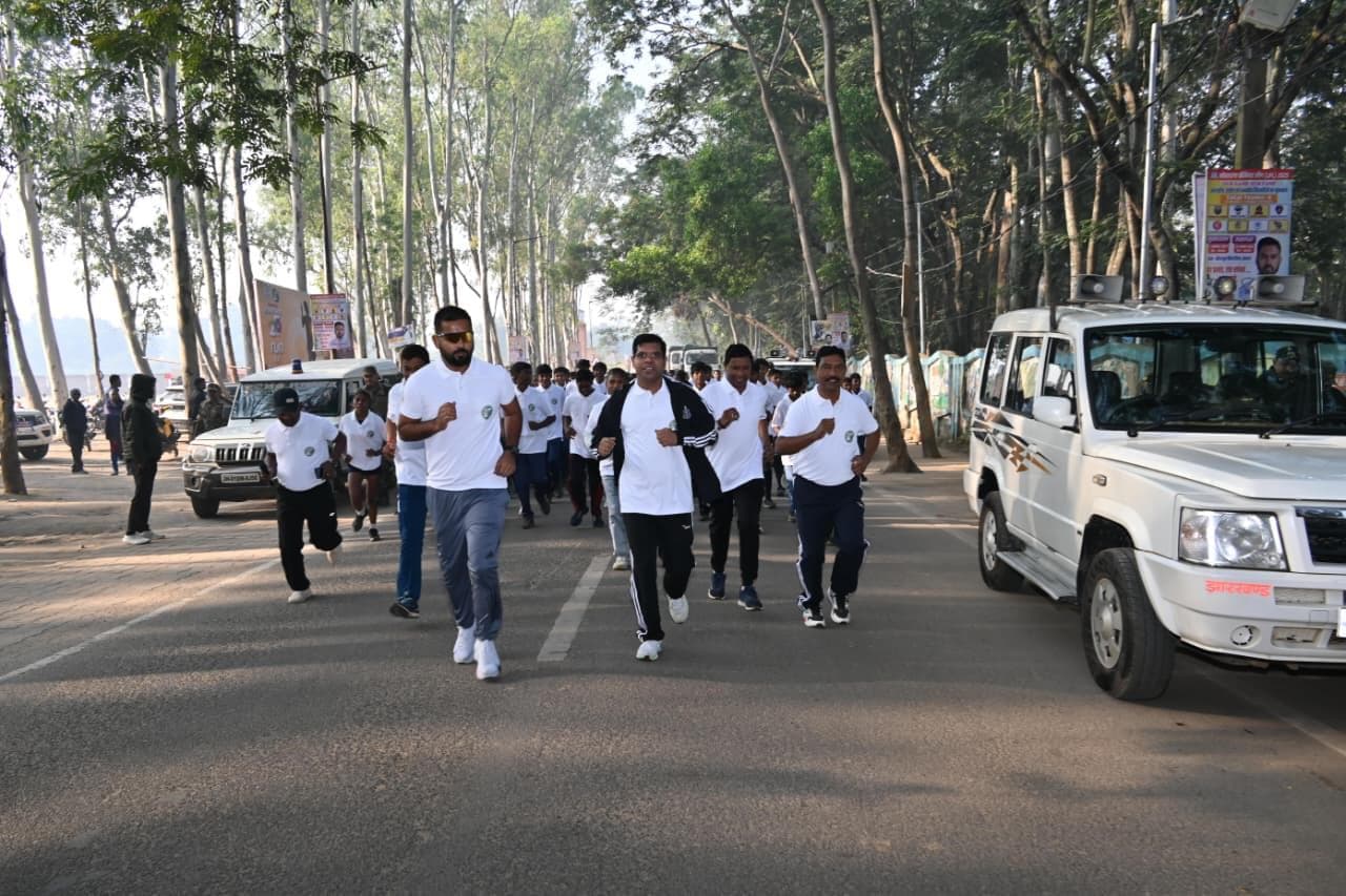 दौड़ में शामिल उपायुक्त व अन्य अधिकारी