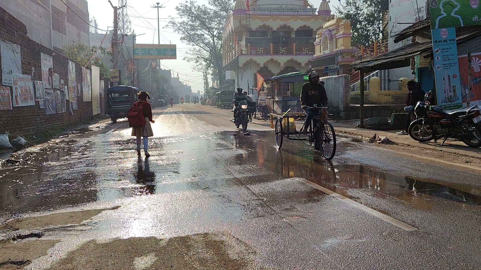 सड़क पर बहता पानी
