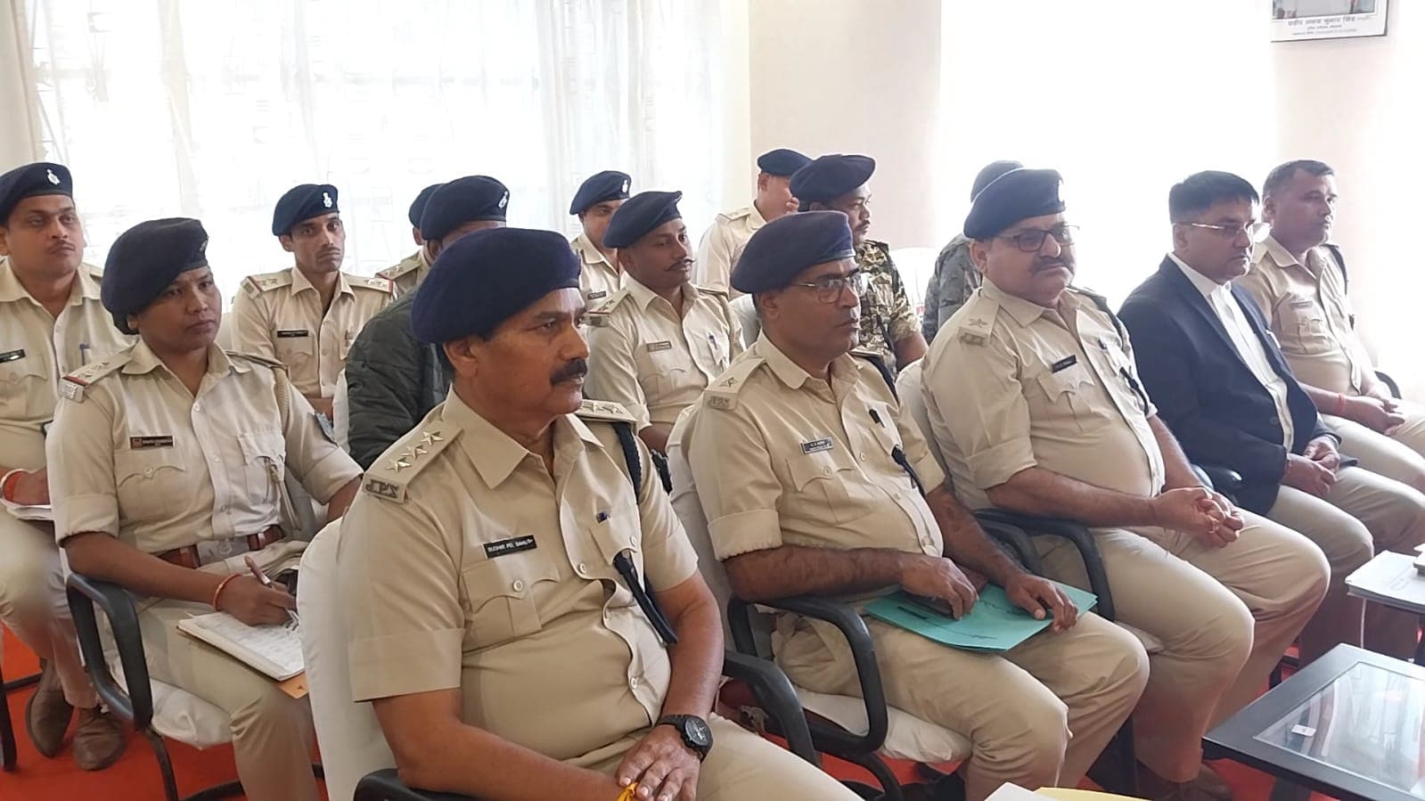 बैठक में शामिल पुलिस पदाधिकारी