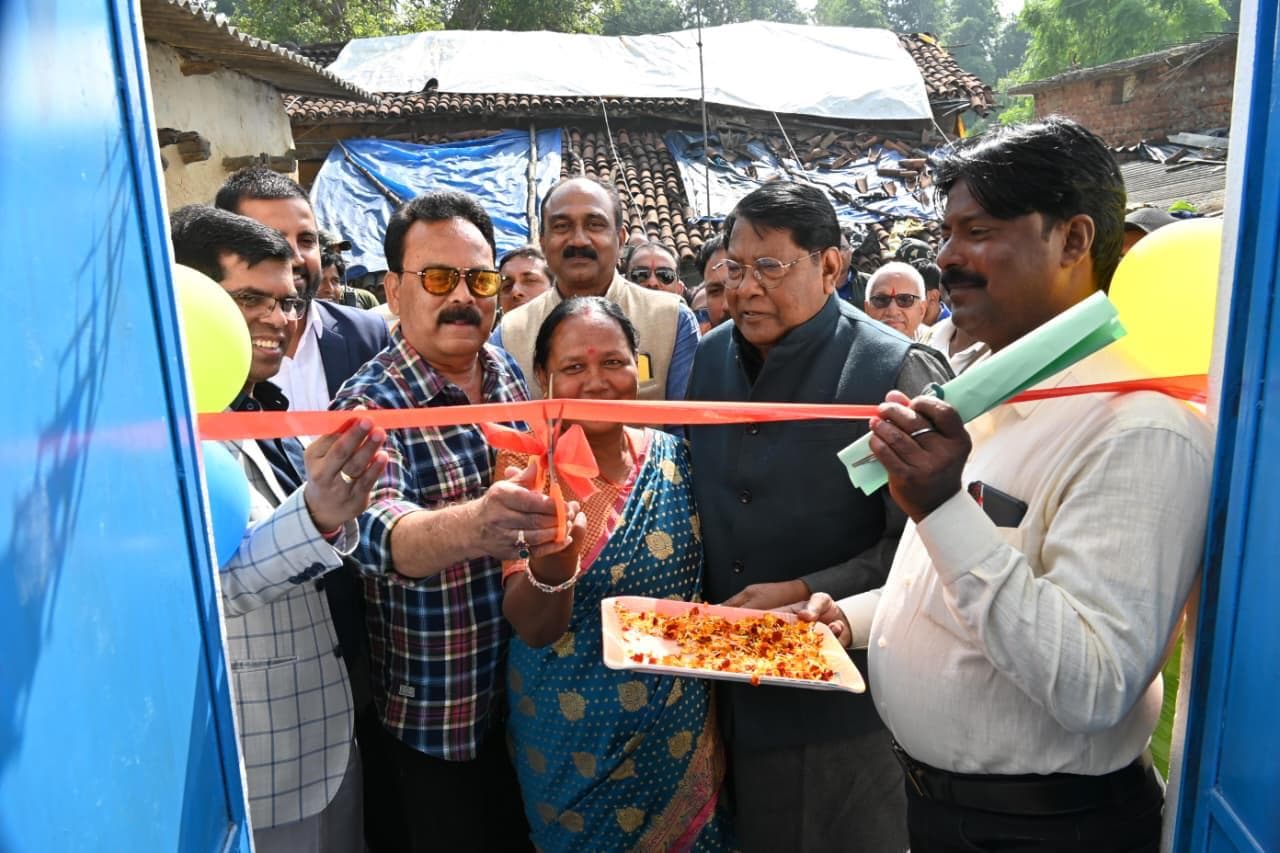 कार्यक्रम का उद्घटन करते सांसद, विधायक, डीसी व अन्य