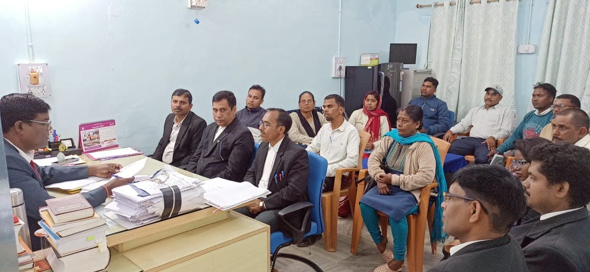 बैठक करते सचिव