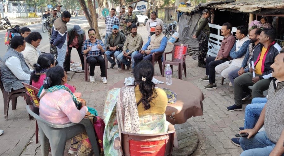 चाय की चौपाल में शामिल सांसद व अन्य