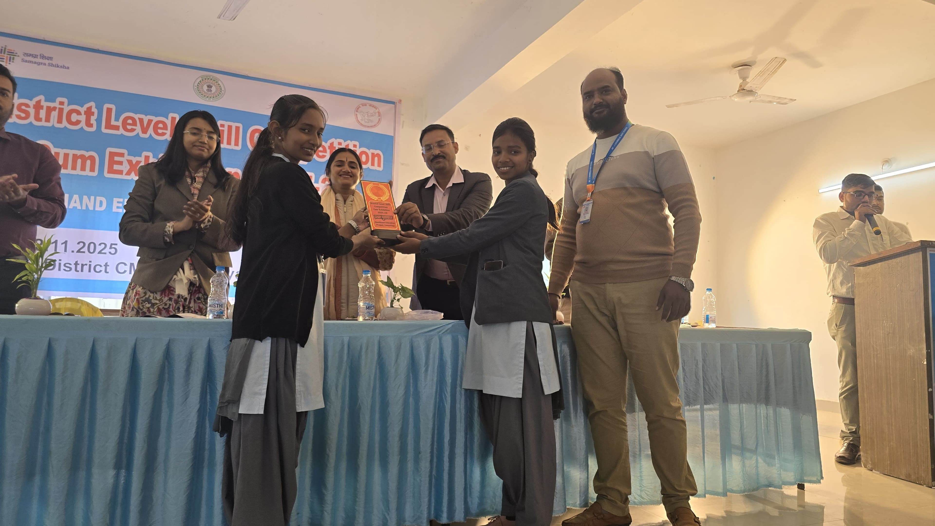 छात्राओं को सम्मानित करते अतिथिगण