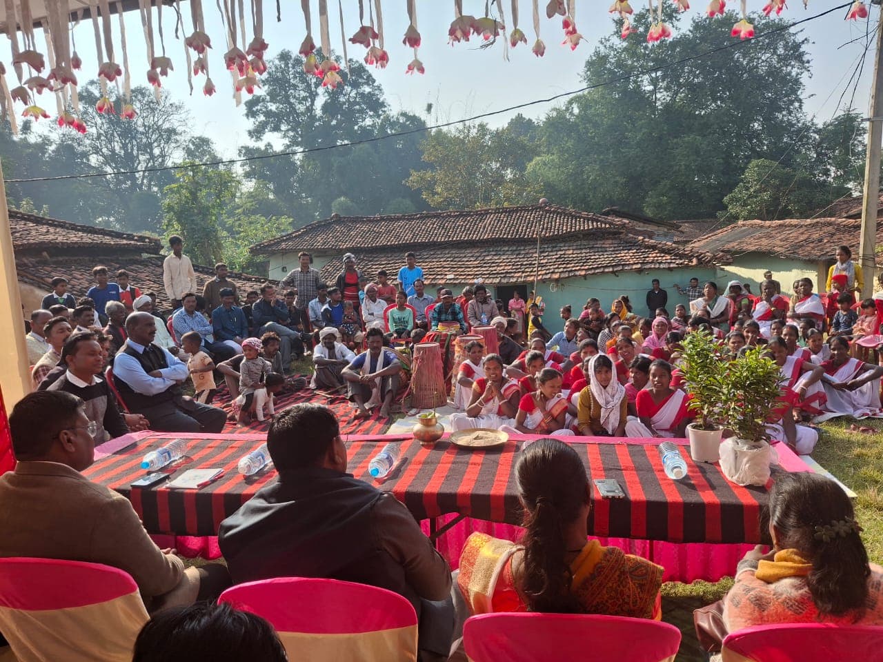 ग्रामीणों की समस्याओं से रूबरू होते विधायक