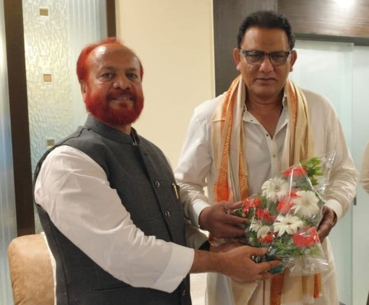 बुके देकर स्वागत करते हाजी अफसर कुरैशी