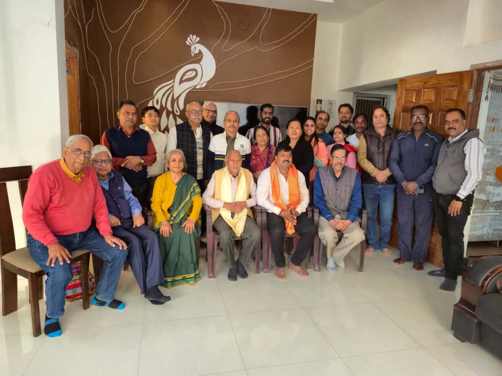 बैठक में उपस्थित लोग