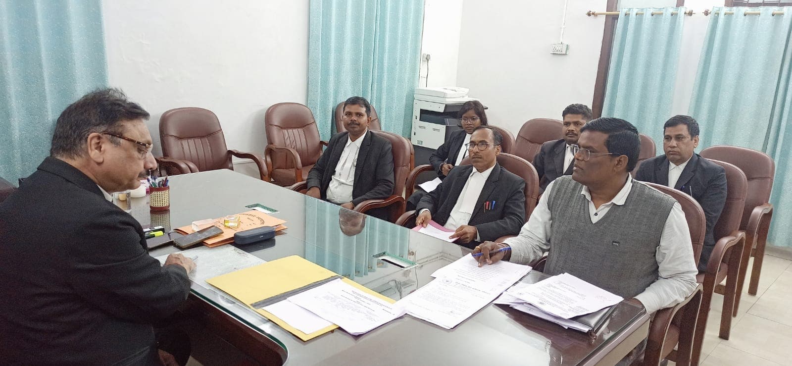 समीक्षा बैठक करते पीडीजे व अन्य