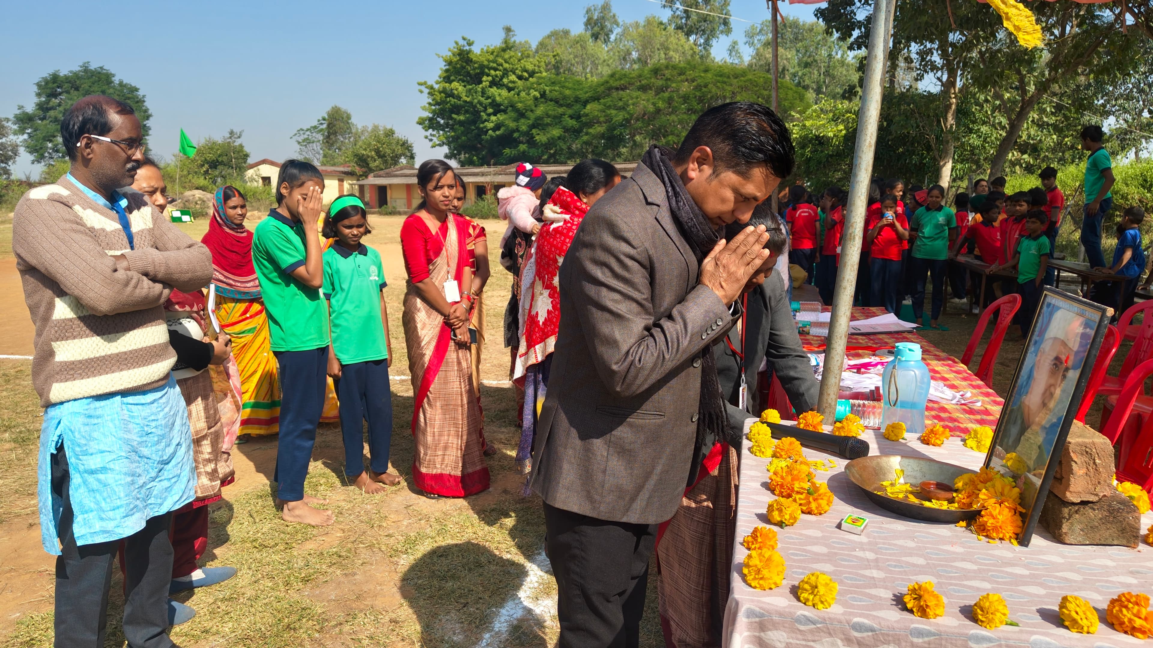 जवाहर लाल नेहरू के चित्र पर श्रद्धा सुमन अर्पित करते विद्यालय के निदेशक