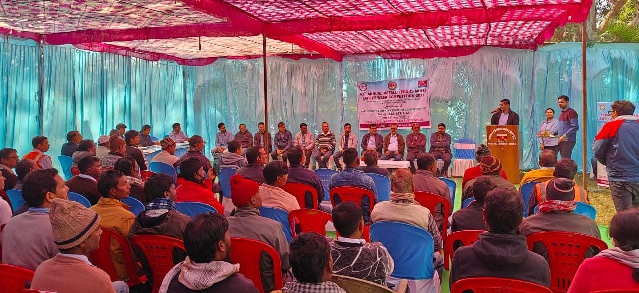 कार्यक्रम में शामिल मुख्य अतिथि व गणमान्य लोग