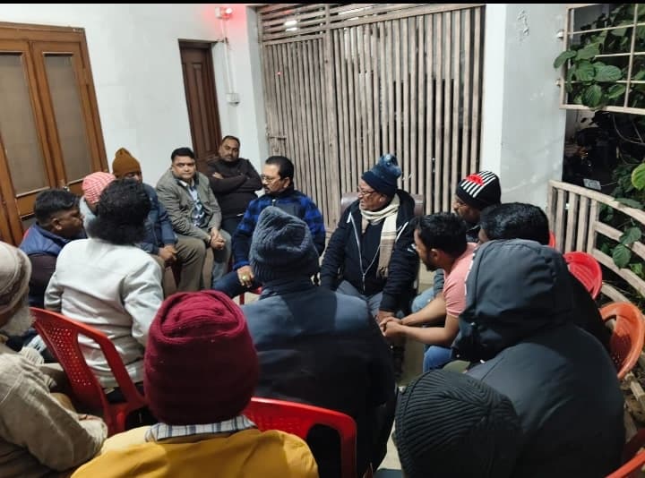 बैठक करते पूर्व सांसद व ट्रक ओनर एसोसिएशन के पदाधिकारी