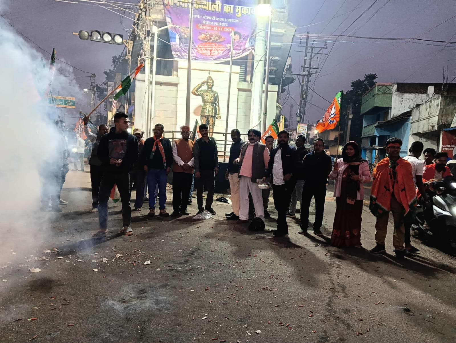जश्न मनाते भाजपा के पदाधिकारी व कार्यकर्ता
