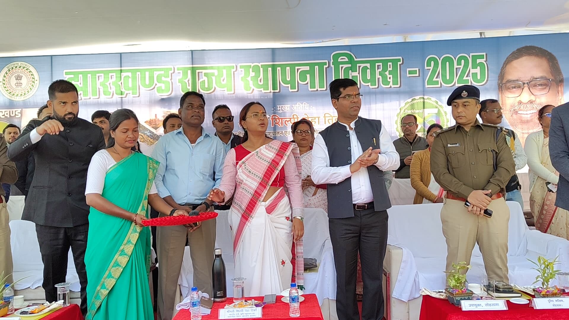 शिलान्यास करती मंत्री शिल्पी नेहा तिर्की व जिले के अधिकारी
