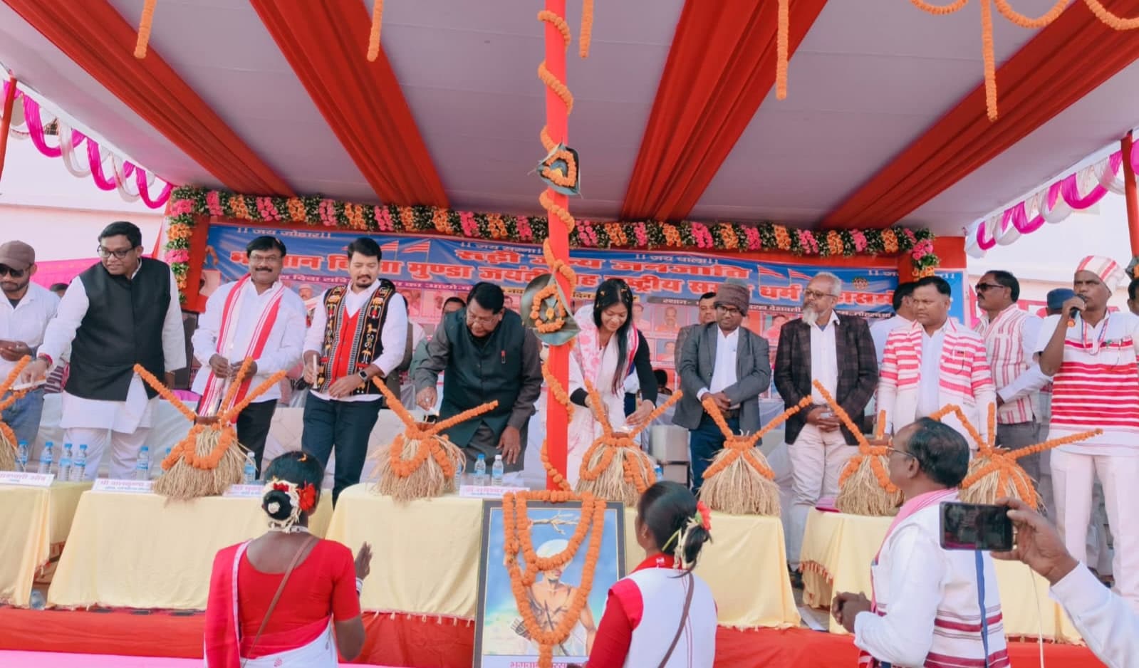 कार्यकर्म का उद्घाटन करते अतिथिगण