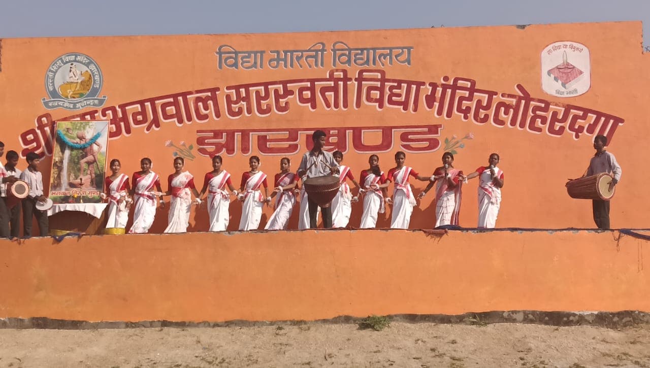 कार्यकर्म प्रस्तुत करते