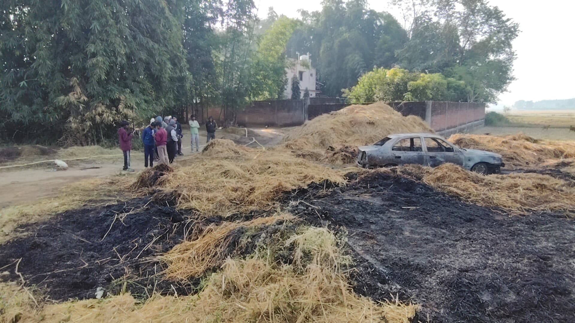आग से जला खलिहान व कार