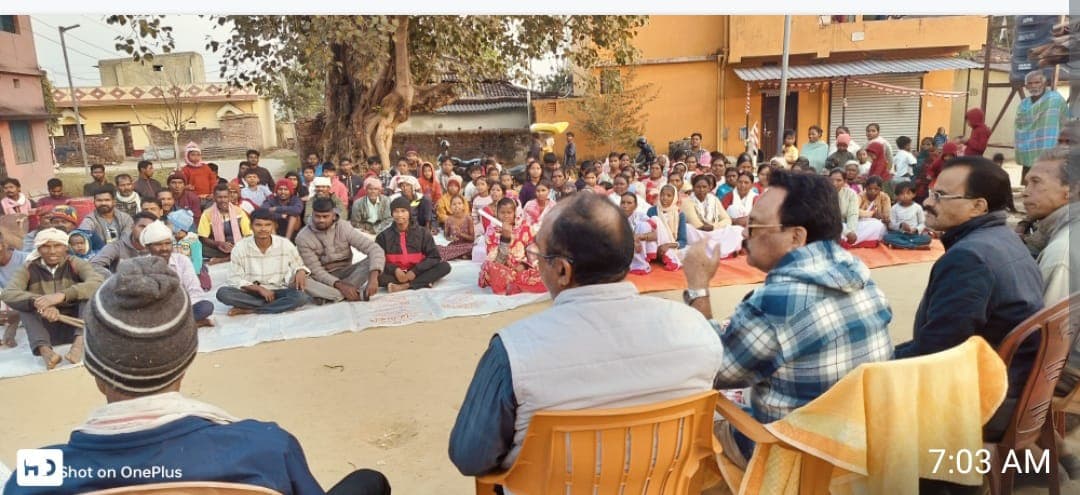 बैठक में उपस्थित सांसद व ग्रामीण