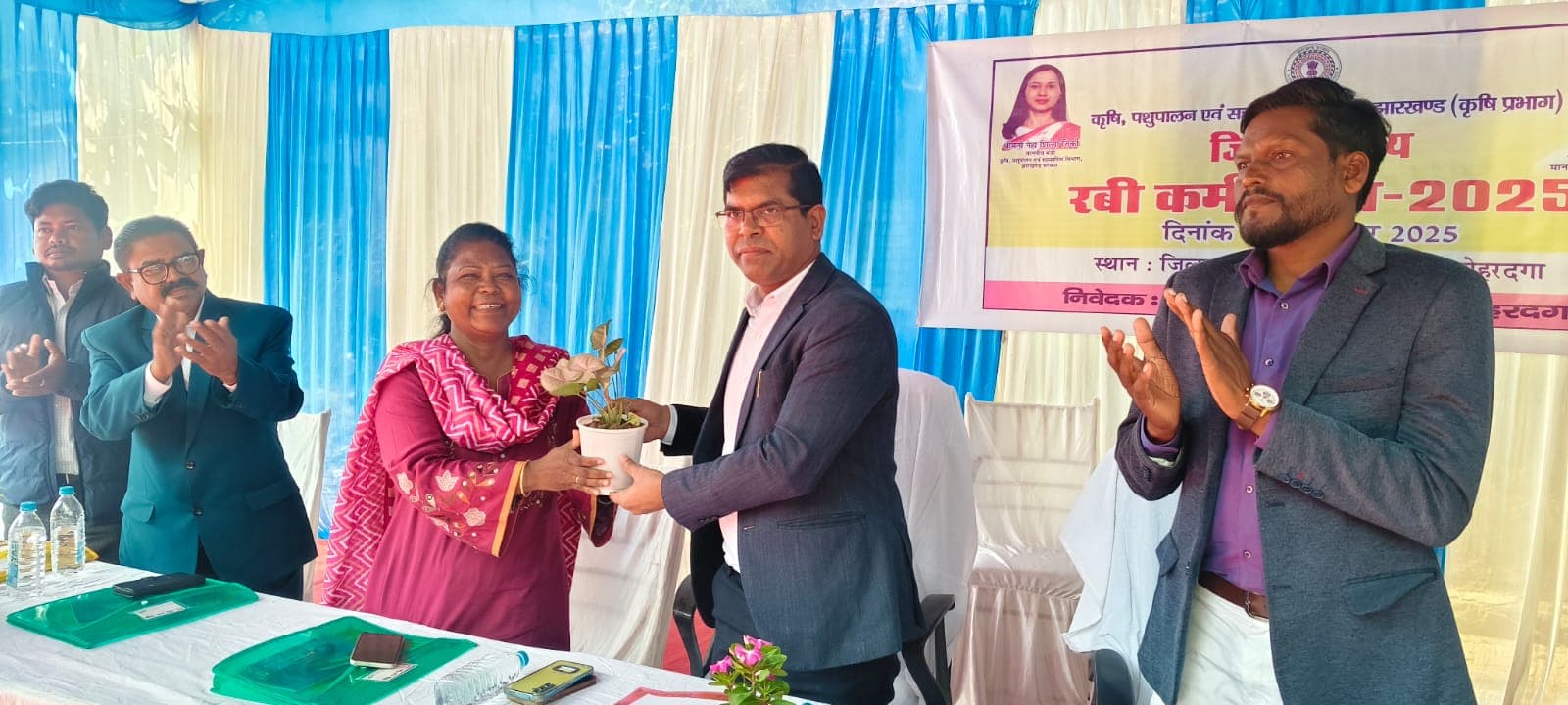 मुख्य अतिथि का स्वागत करते