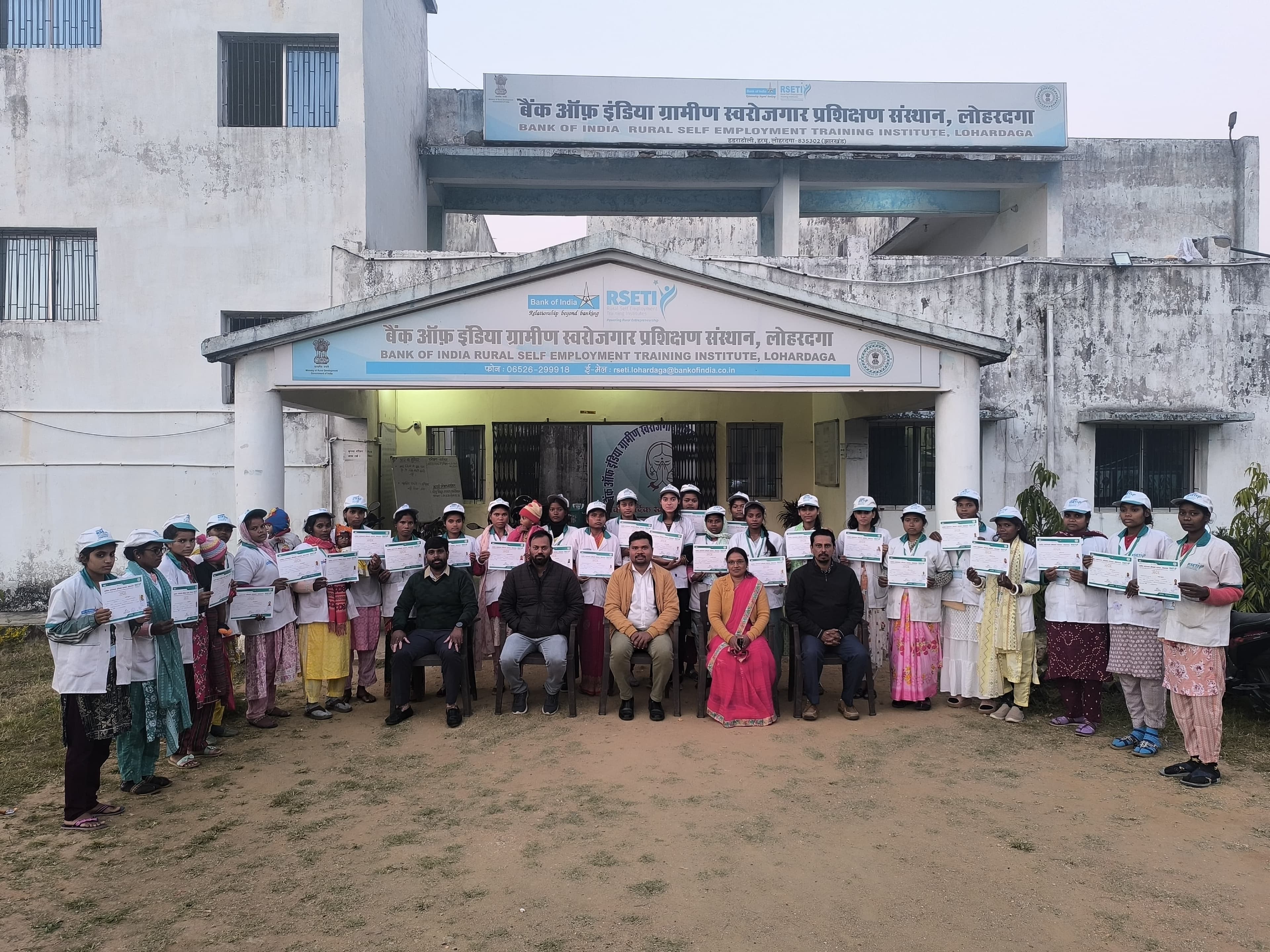प्रशिक्षण प्राप्त करने के उपरांत मुख्य अतिथि के साथ प्रशिक्षणार्थी